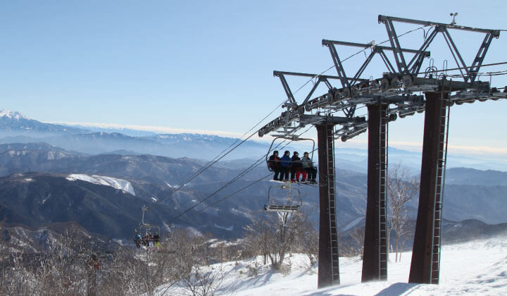 Meiho Ski Resort operates all chairlifts even in warm winter!